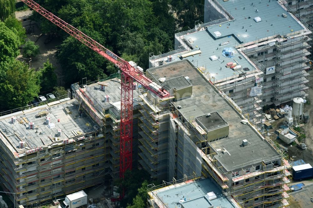 Luftaufnahme Berlin - Sanierung und Modernisierung einer Plattenbau- Hochhaus- Wohnsiedlung an der Rathausstraße im Ortsteil Bezirk Mariendorf in Berlin, Deutschland