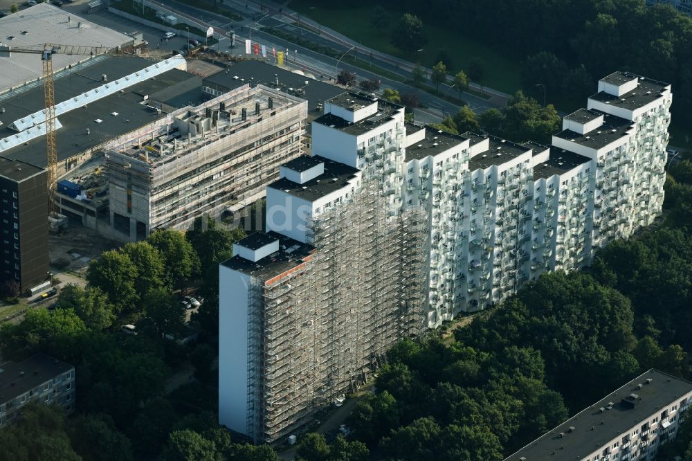 Hamburg von oben - Sanierung und Modernisierung einer Plattenbau- Hochhaus- Wohnsiedlung in der Straße Achtern Born in Hamburg