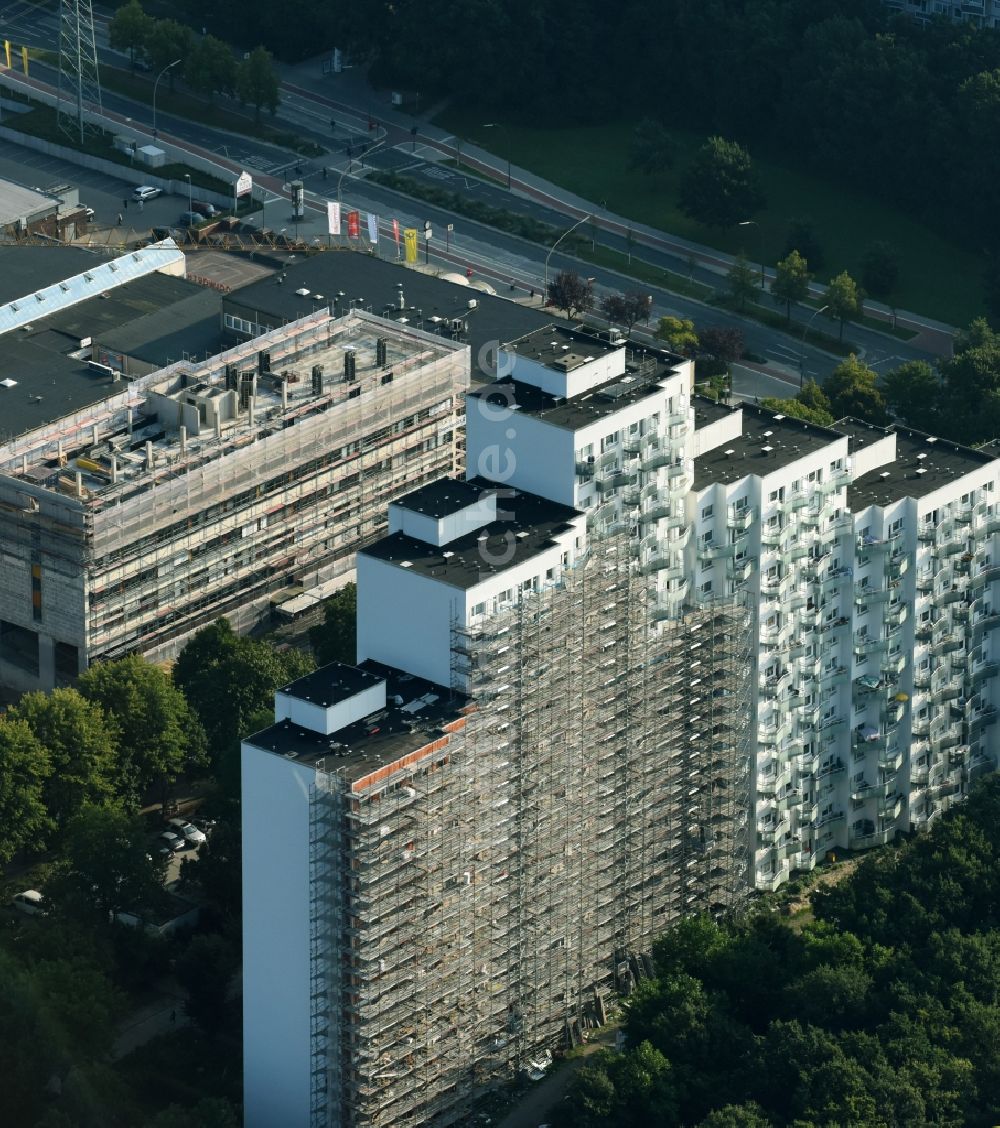 Hamburg aus der Vogelperspektive: Sanierung und Modernisierung einer Plattenbau- Hochhaus- Wohnsiedlung in der Straße Achtern Born in Hamburg