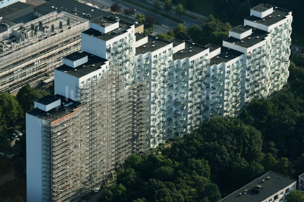 Luftbild Hamburg - Sanierung und Modernisierung einer Plattenbau- Hochhaus- Wohnsiedlung in der Straße Achtern Born in Hamburg