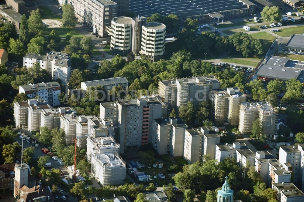 Luftaufnahme Berlin - Sanierung und Modernisierung der Plattenbau- Hochhaus- Wohnsiedlung Wohnquartier Rathausstraße in Berlin