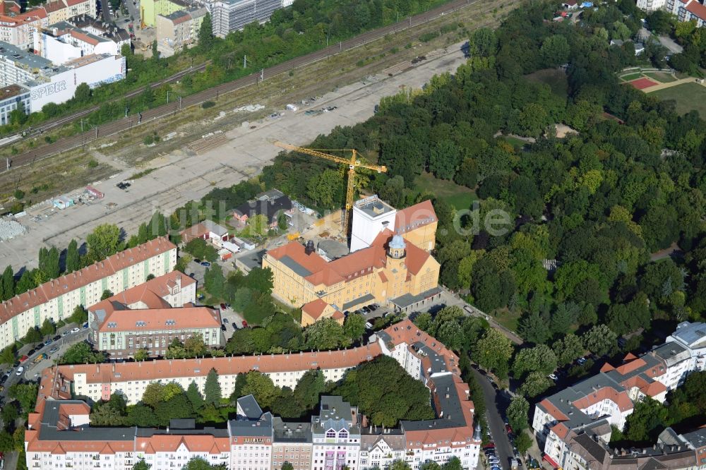 Luftaufnahme Berlin OT Lichtenberg - Sanierung des Theaters an der Parkaue im Ortsteil Lichtenberg in Berlin