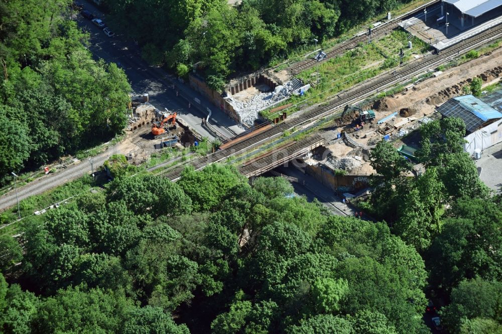 Hoppegarten von oben - Sanierungs- Baustelle am Bahn- Brückenbauwerk an der Birkensteiner Straße im Ortsteil Dahlwitz-Hoppegarten in Hoppegarten im Bundesland Brandenburg, Deutschland