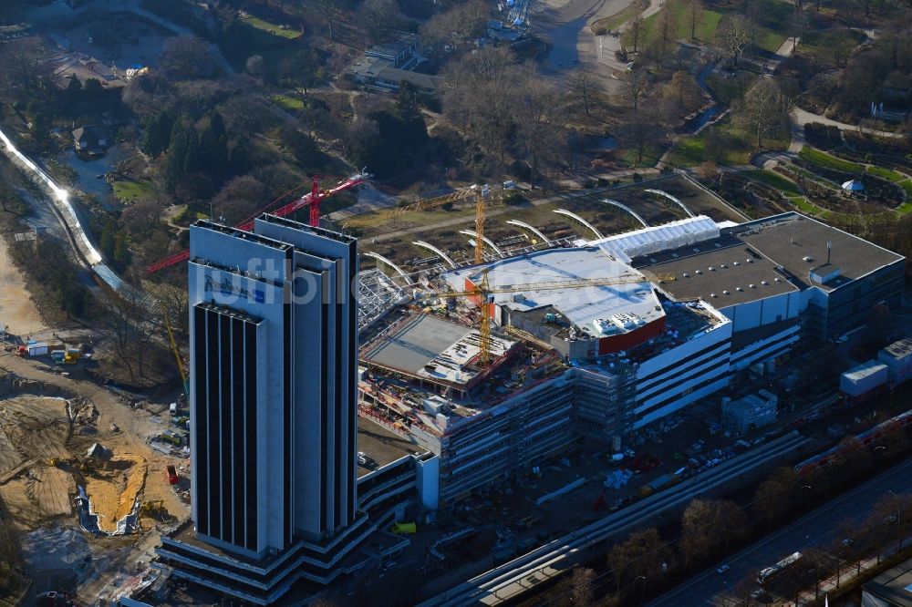 Luftbild Hamburg - Sanierungs- Baustelle des Congress Center am Hochhaus- Gebäude der Hotelanlage Radisson Blu in Hamburg, Deutschland