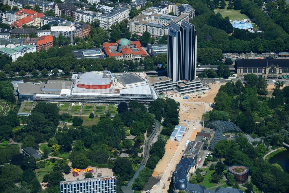 Luftaufnahme Hamburg - Sanierungs- Baustelle des Congress Center am Hochhaus- Gebäude der Hotelanlage Radisson Blu in Hamburg, Deutschland