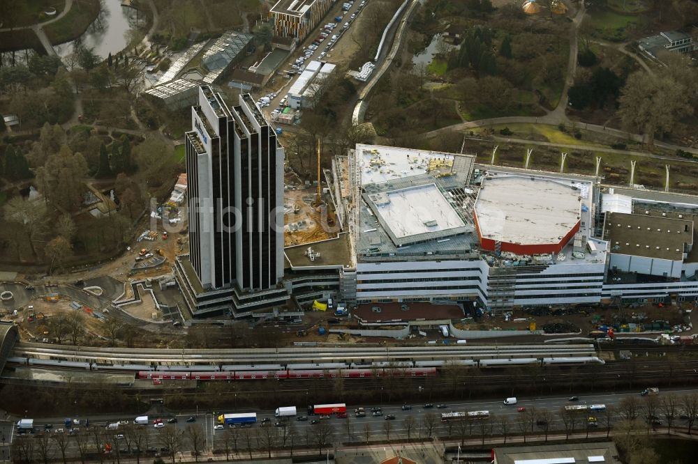 Hamburg aus der Vogelperspektive: Sanierungs- Baustelle des Congress Center am Hochhaus- Gebäude der Hotelanlage Radisson Blu in Hamburg, Deutschland