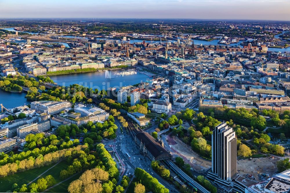 Hamburg aus der Vogelperspektive: Sanierungs- Baustelle des Congress Center am Hochhaus- Gebäude der Hotelanlage Radisson Blu in Hamburg, Deutschland