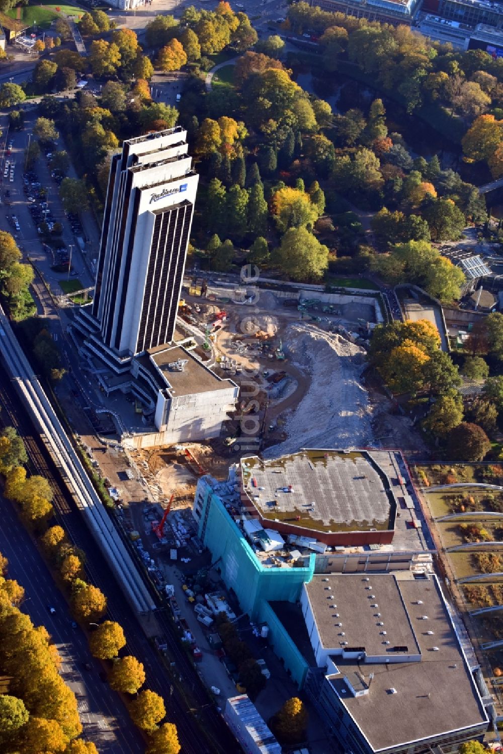 Luftaufnahme Hamburg - Sanierungs- Baustelle des Congress Center am Hochhaus- Gebäude der Hotelanlage Radisson Blu an der Marseiller Straße in Hamburg, Deutschland