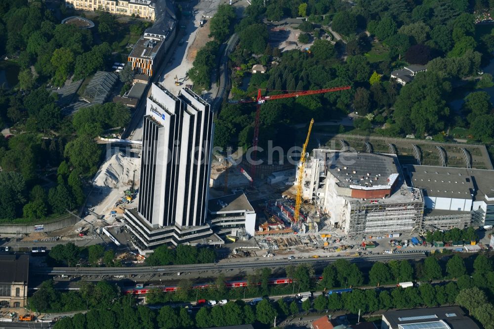 Luftbild Hamburg - Sanierungs- Baustelle des Congress Center am Hochhaus- Gebäude der Hotelanlage Radisson Blu an der Marseiller Straße in Hamburg, Deutschland