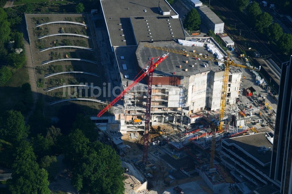 Luftaufnahme Hamburg - Sanierungs- Baustelle des Congress Center am Hochhaus- Gebäude der Hotelanlage Radisson Blu an der Marseiller Straße in Hamburg, Deutschland