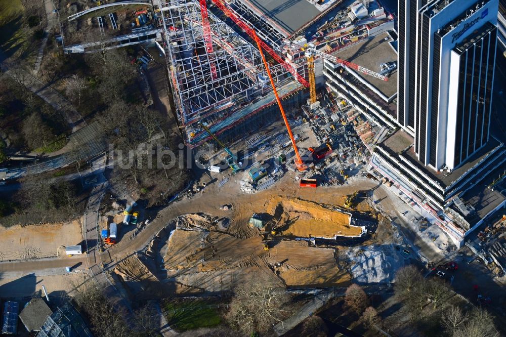 Luftaufnahme Hamburg - Sanierungs- Baustelle des Congress Center am Hochhaus- Gebäude der Hotelanlage Radisson Blu an der Marseiller Straße in Hamburg, Deutschland