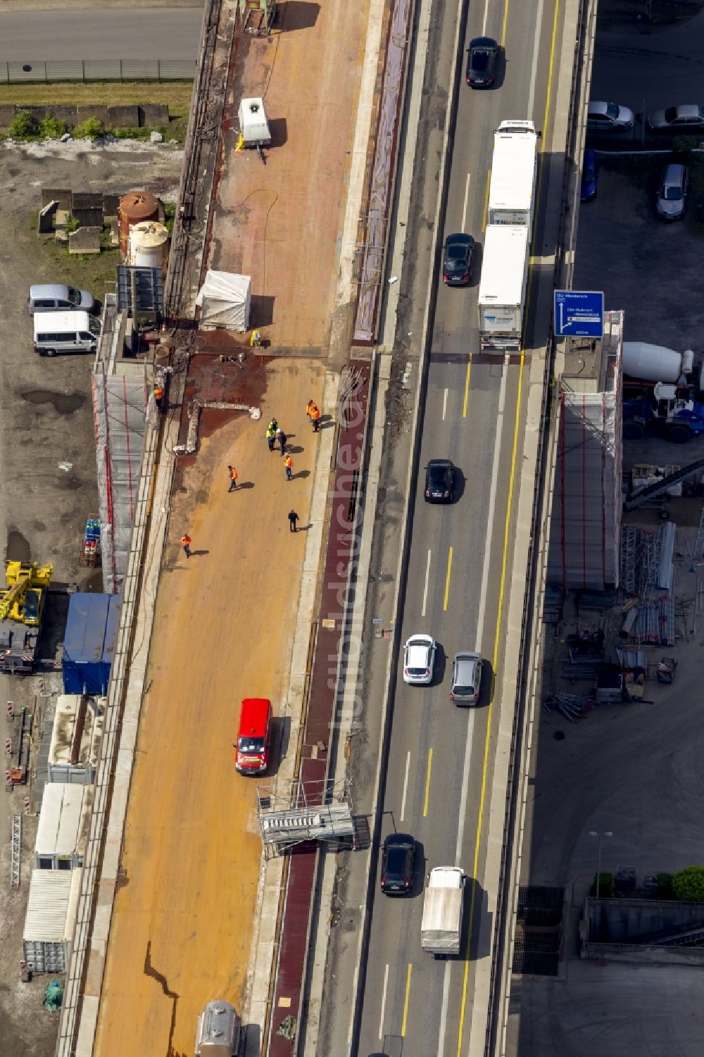 Duisburg von oben - Sanierungs- und Instandsetzungsarbeiten am Bauwerk der Berliner Brücke der Bundes- Autobahn BAB A59 über den Rhein-Herne-Kanal und die Ruhr in Duisburg im Bundesland Nordrhein-Westfalen