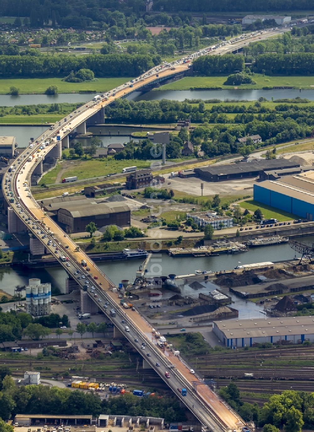 Duisburg aus der Vogelperspektive: Sanierungs- und Instandsetzungsarbeiten am Bauwerk der Berliner Brücke der Bundes- Autobahn BAB A59 über den Rhein-Herne-Kanal und die Ruhr in Duisburg im Bundesland Nordrhein-Westfalen