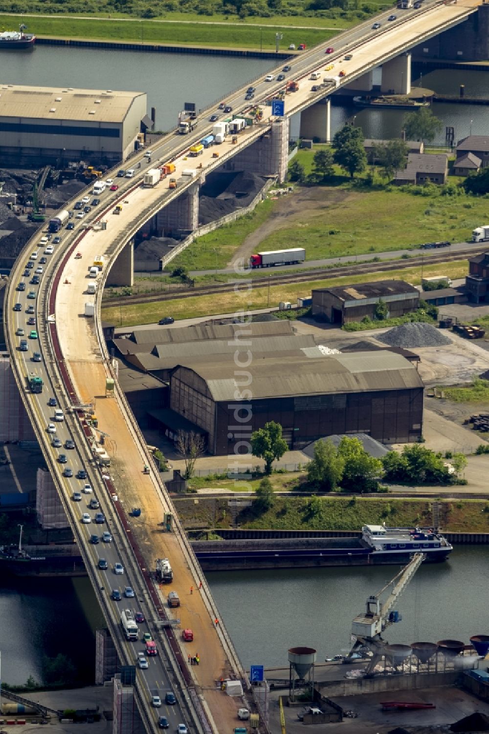 Luftbild Duisburg - Sanierungs- und Instandsetzungsarbeiten am Bauwerk der Berliner Brücke der Bundes- Autobahn BAB A59 über den Rhein-Herne-Kanal und die Ruhr in Duisburg im Bundesland Nordrhein-Westfalen