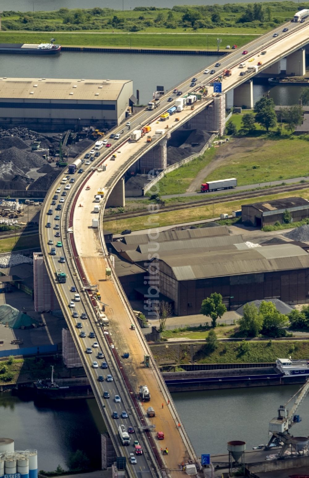 Luftaufnahme Duisburg - Sanierungs- und Instandsetzungsarbeiten am Bauwerk der Berliner Brücke der Bundes- Autobahn BAB A59 über den Rhein-Herne-Kanal und die Ruhr in Duisburg im Bundesland Nordrhein-Westfalen