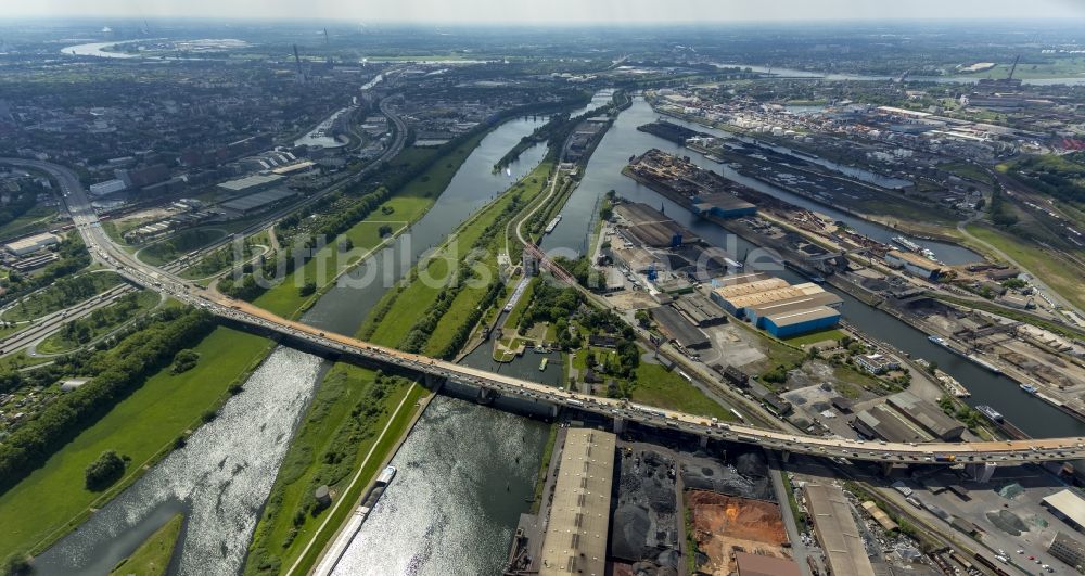 Duisburg von oben - Sanierungs- und Instandsetzungsarbeiten am Bauwerk der Berliner Brücke der Bundes- Autobahn BAB A59 über den Rhein-Herne-Kanal und die Ruhr in Duisburg im Bundesland Nordrhein-Westfalen