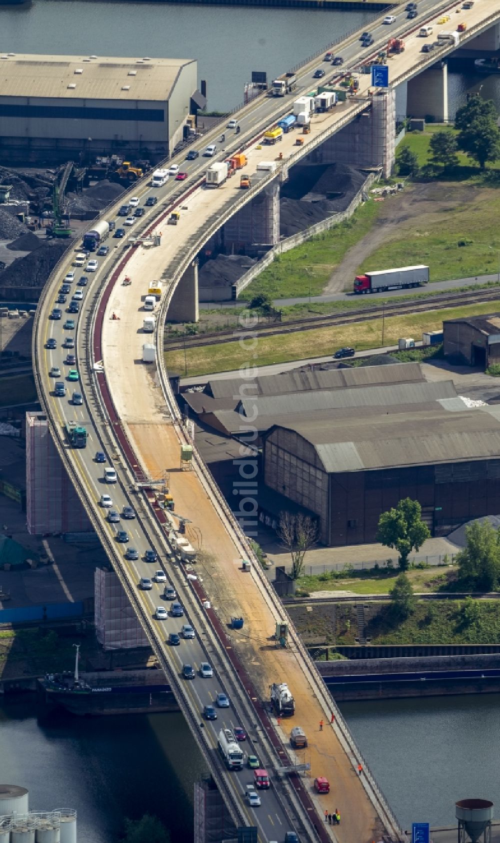 Luftaufnahme Duisburg - Sanierungs- und Instandsetzungsarbeiten am Bauwerk der Berliner Brücke der Bundes- Autobahn BAB A59 über den Rhein-Herne-Kanal und die Ruhr in Duisburg im Bundesland Nordrhein-Westfalen