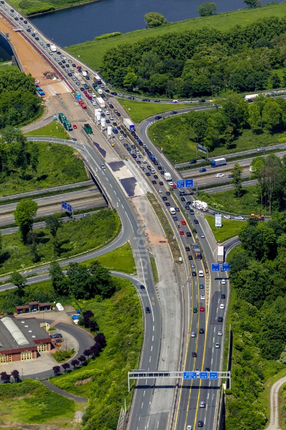 Duisburg aus der Vogelperspektive: Sanierungs- und Instandsetzungsarbeiten an der Bundes- Autobahn BAB A59 im Stadtgebiet Duisburg im Bundesland Nordrhein-Westfalen