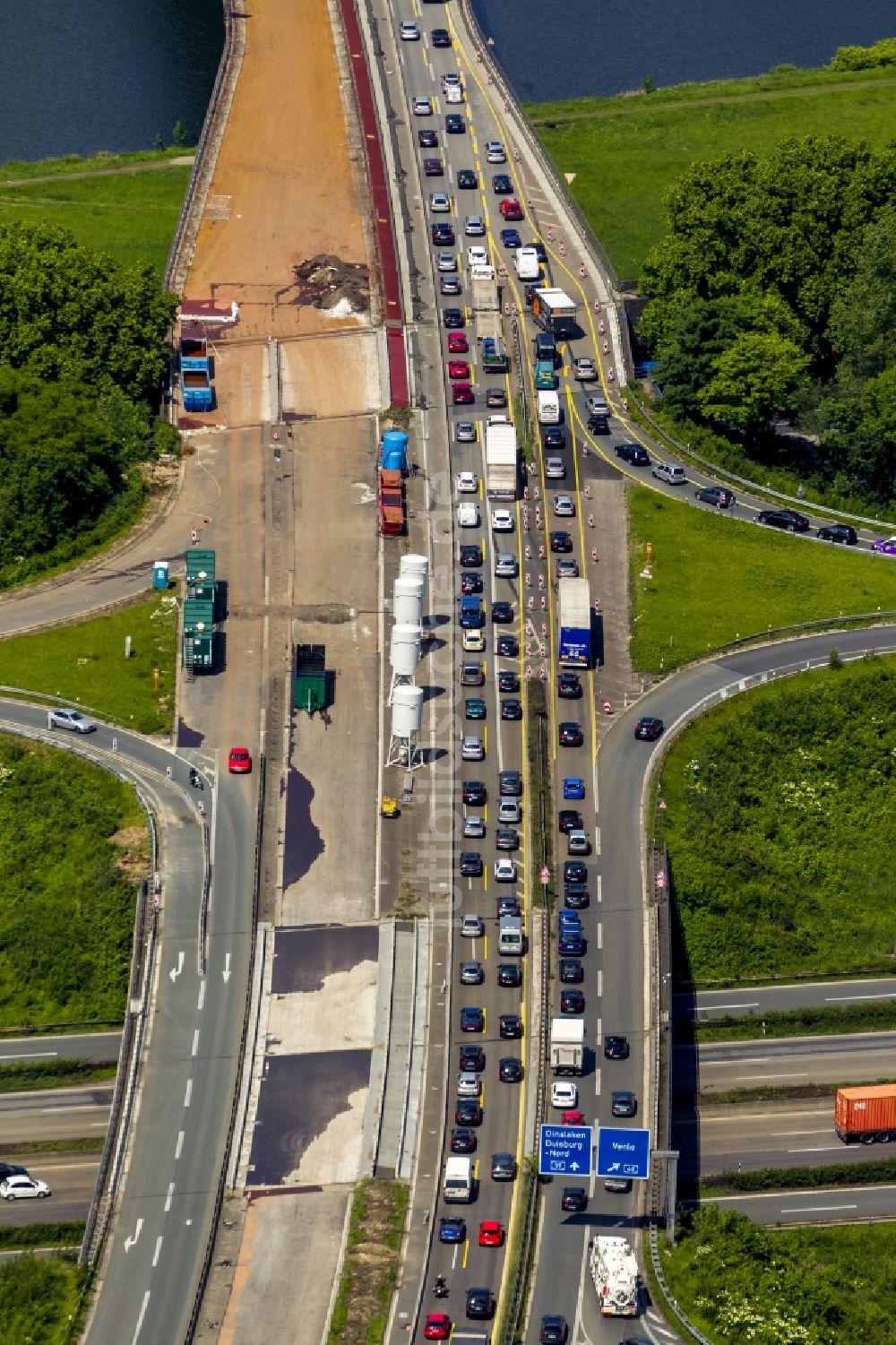 Luftaufnahme Duisburg - Sanierungs- und Instandsetzungsarbeiten an der Bundes- Autobahn BAB A59 im Stadtgebiet Duisburg im Bundesland Nordrhein-Westfalen