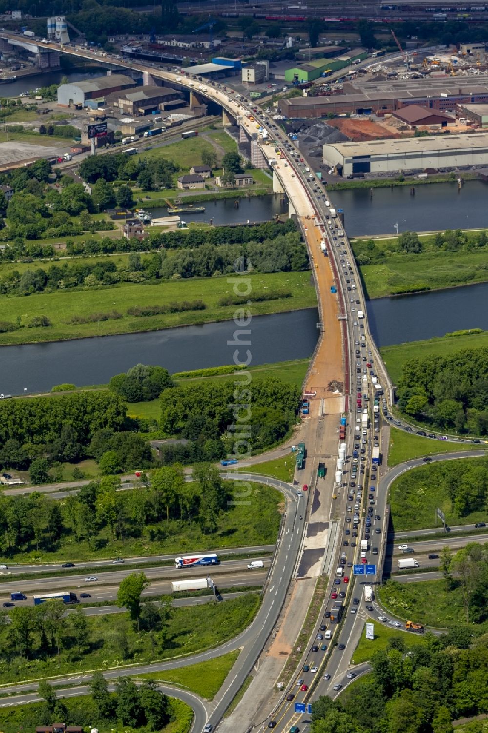 Duisburg von oben - Sanierungs- und Instandsetzungsarbeiten an der Bundes- Autobahn BAB A59 im Stadtgebiet Duisburg im Bundesland Nordrhein-Westfalen