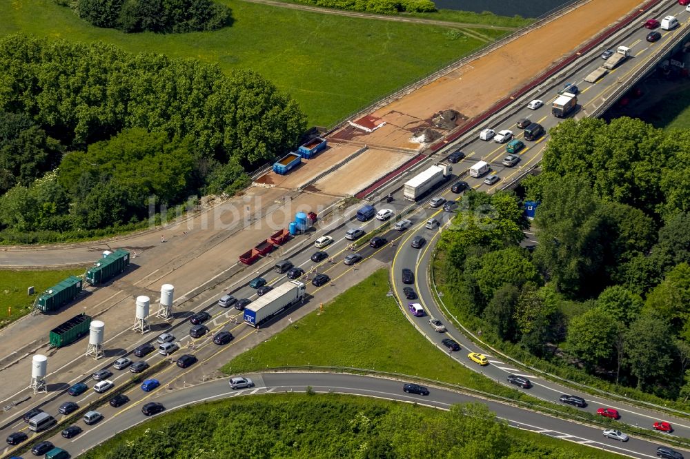 Duisburg aus der Vogelperspektive: Sanierungs- und Instandsetzungsarbeiten an der Bundes- Autobahn BAB A59 im Stadtgebiet Duisburg im Bundesland Nordrhein-Westfalen