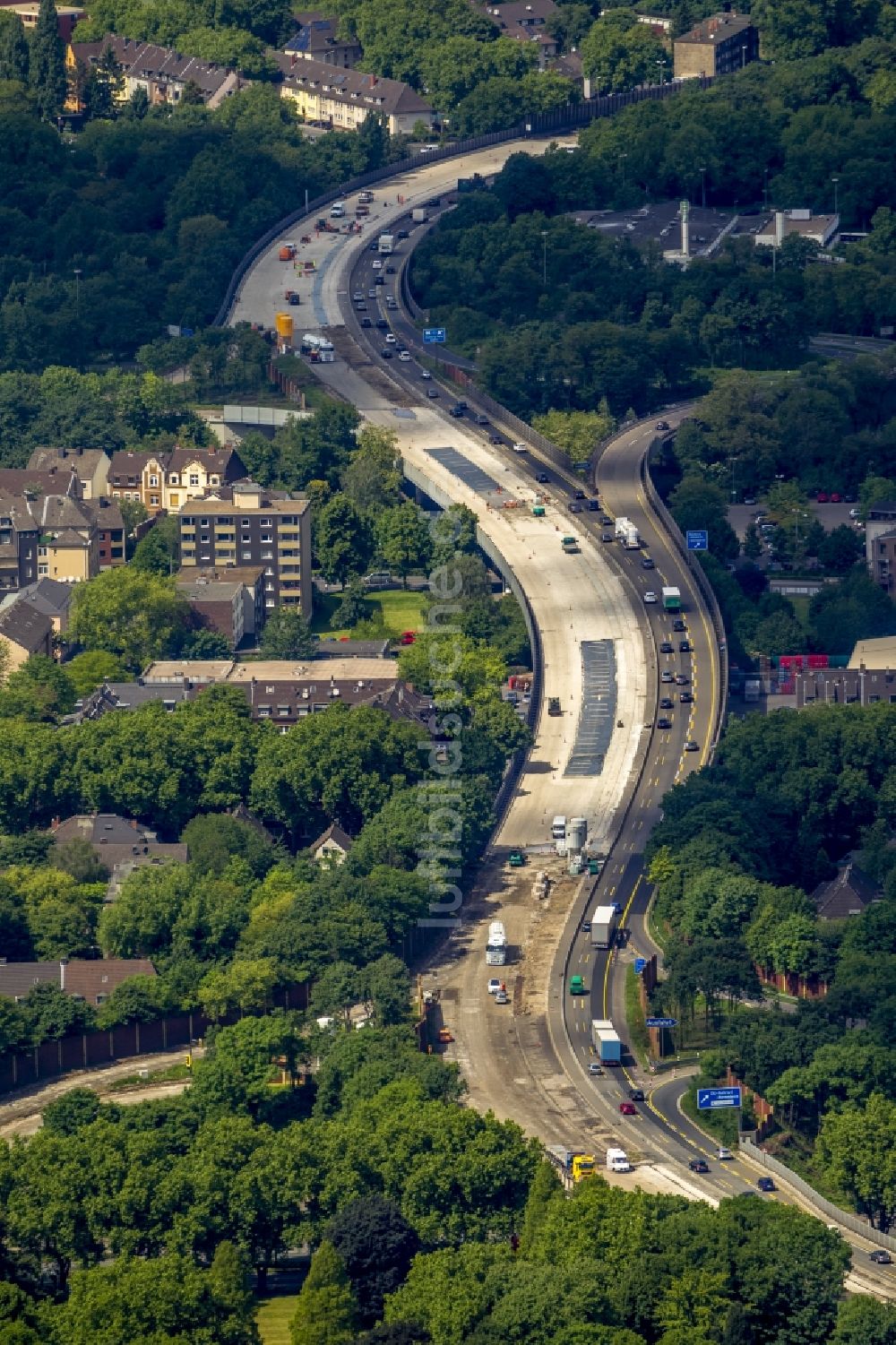 Luftaufnahme Duisburg - Sanierungs- und Instandsetzungsarbeiten an der Bundes- Autobahn BAB A59 im Stadtgebiet Duisburg im Bundesland Nordrhein-Westfalen