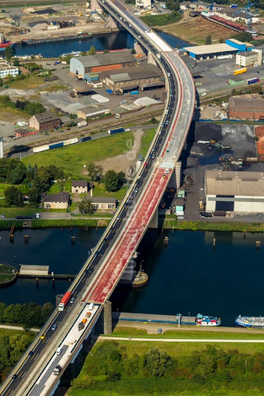 Duisburg von oben - Sanierungs- und Instandsetzungsarbeiten am Viadukt- Bauwerk der Berliner Brücke der Bundes- Autobahn BAB A59 über den Rhein-Herne-Kanal und die Ruhr in Duisburg im Bundesland Nordrhein-Westfalen