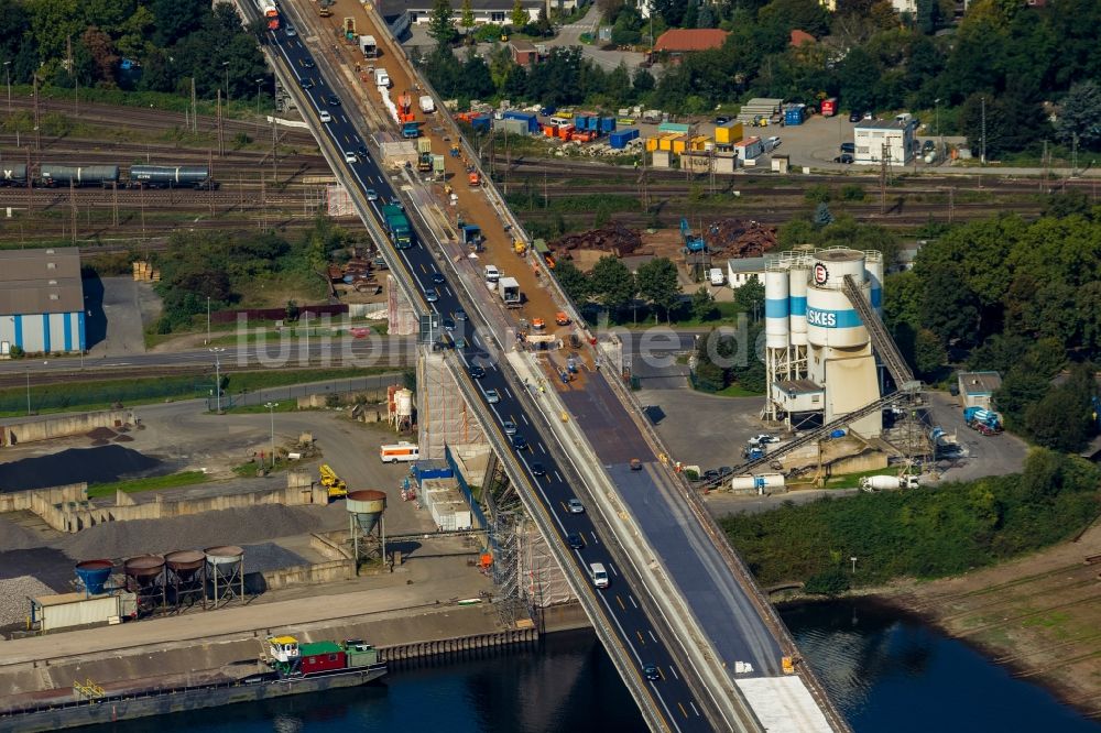 Duisburg aus der Vogelperspektive: Sanierungs- und Instandsetzungsarbeiten am Viadukt- Bauwerk der Berliner Brücke der Bundes- Autobahn BAB A59 über den Rhein-Herne-Kanal und die Ruhr in Duisburg im Bundesland Nordrhein-Westfalen