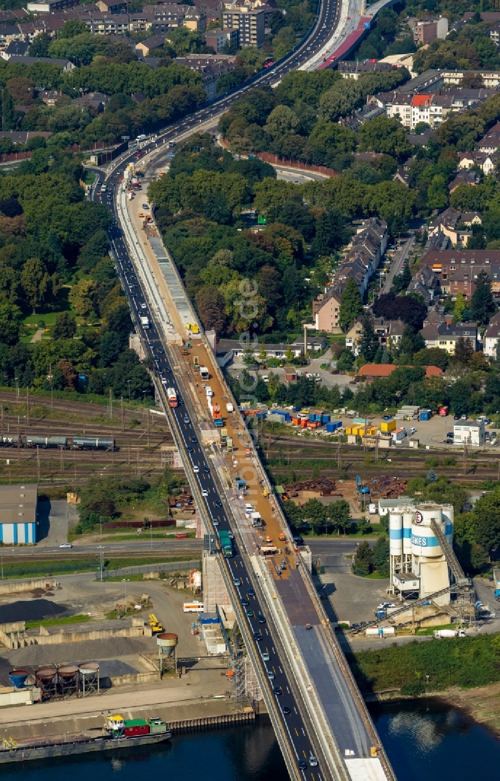 Luftbild Duisburg - Sanierungs- und Instandsetzungsarbeiten am Viadukt- Bauwerk der Berliner Brücke der Bundes- Autobahn BAB A59 über den Rhein-Herne-Kanal und die Ruhr in Duisburg im Bundesland Nordrhein-Westfalen