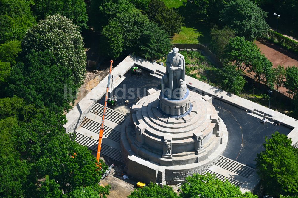 Hamburg aus der Vogelperspektive: Sanierungs- und Restaurationsarbeiten am Geschichts- Denkmal Bismarck-Denkmal in Hamburg, Deutschland