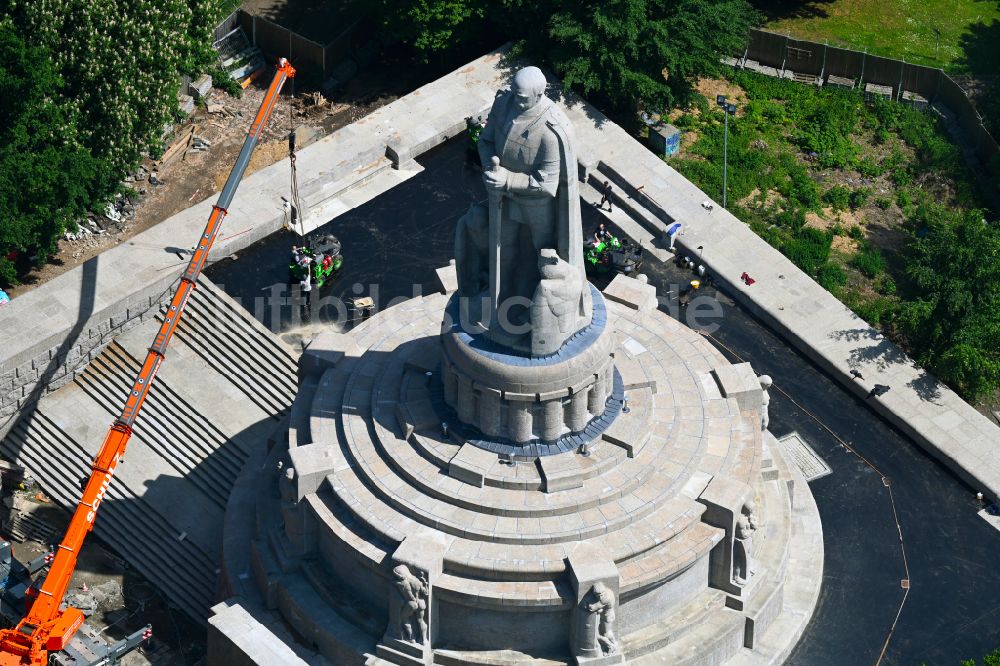 Luftbild Hamburg - Sanierungs- und Restaurationsarbeiten am Geschichts- Denkmal Bismarck-Denkmal in Hamburg, Deutschland