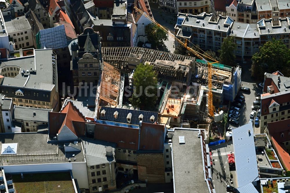 Halle (Saale) aus der Vogelperspektive: Sanierungs- und Restaurationsarbeiten am Geschichts- Denkmal der ehemaligen Poliklinik - Ärtztehaus an der Kleinen Klausstraße im Ortsteil Altstadt in Halle (Saale) im Bundesland Sachsen-Anhalt, Deutschland