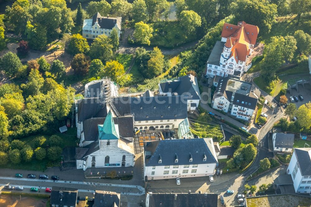 Arnsberg von oben - Sanierungs- und Restaurationsarbeiten am Geschichts- Denkmal des Gebäudekomplexes des Kloster Wedinghausen in der Klosterstraße in Arnsberg im Bundesland Nordrhein-Westfalen, Deutschland