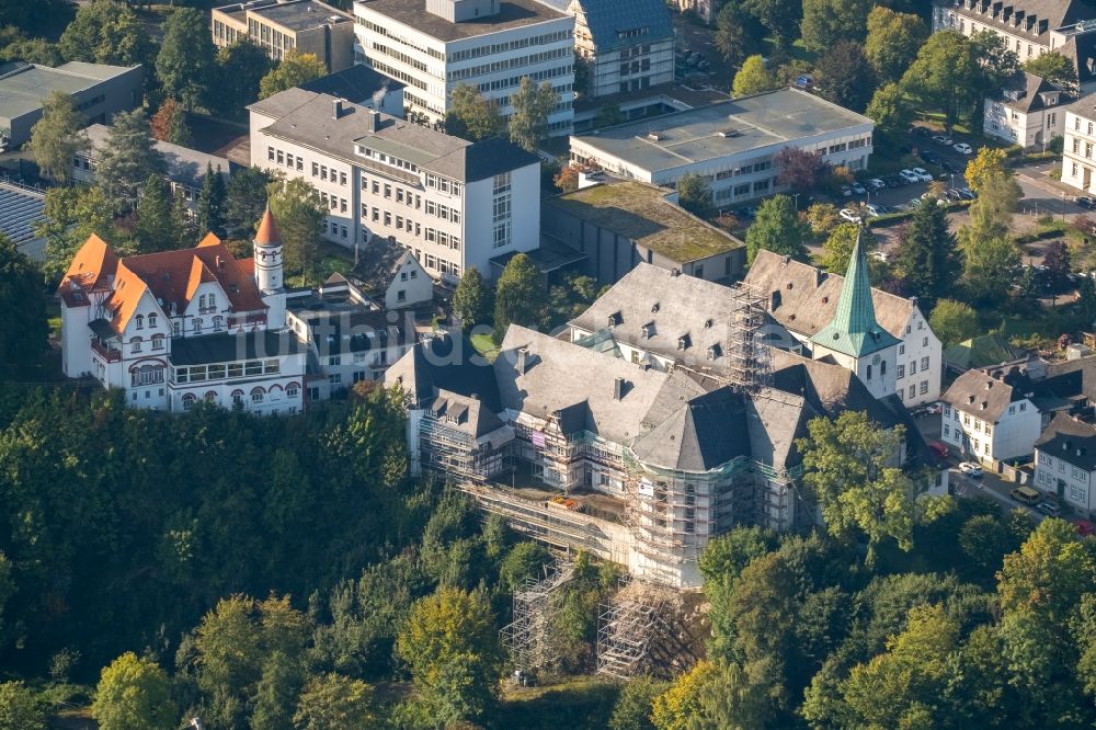 Arnsberg von oben - Sanierungs- und Restaurationsarbeiten am Geschichts- Denkmal des Gebäudekomplexes des Kloster Wedinghausen in der Klosterstraße in Arnsberg im Bundesland Nordrhein-Westfalen, Deutschland