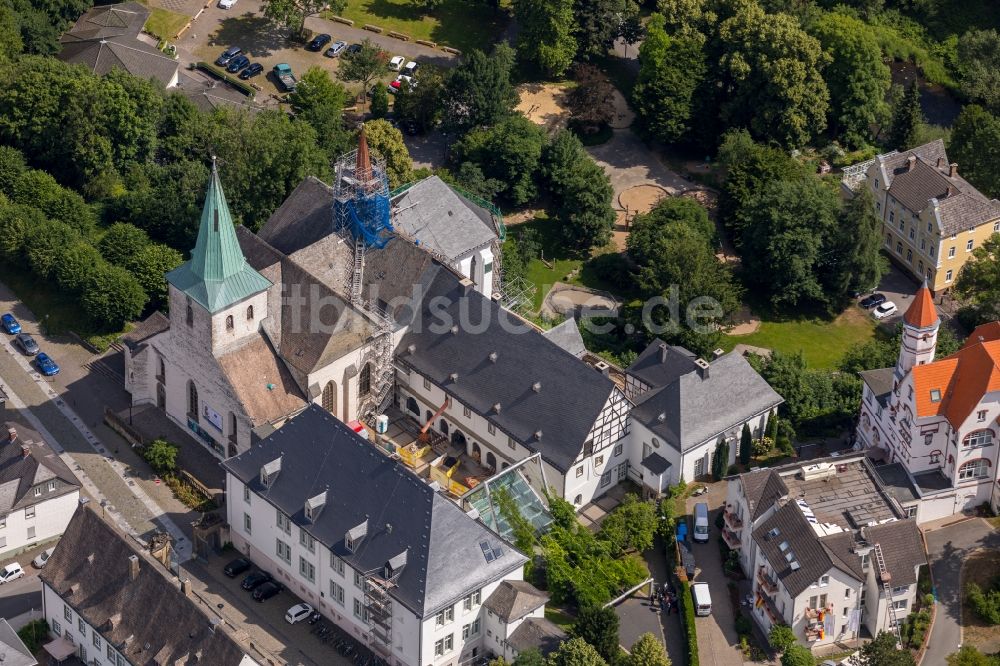 Arnsberg aus der Vogelperspektive: Sanierungs- und Restaurationsarbeiten am Geschichts- Denkmal des Gebäudekomplexes des Kloster Wedinghausen in der Klosterstraße in Arnsberg im Bundesland Nordrhein-Westfalen, Deutschland