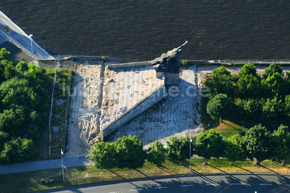 Luftaufnahme Rostock - Sanierungs- und Restaurationsarbeiten am Geschichts- Denkmal Gedenkstätte revolutionärer Matrosen in Rostock im Bundesland Mecklenburg-Vorpommern, Deutschland