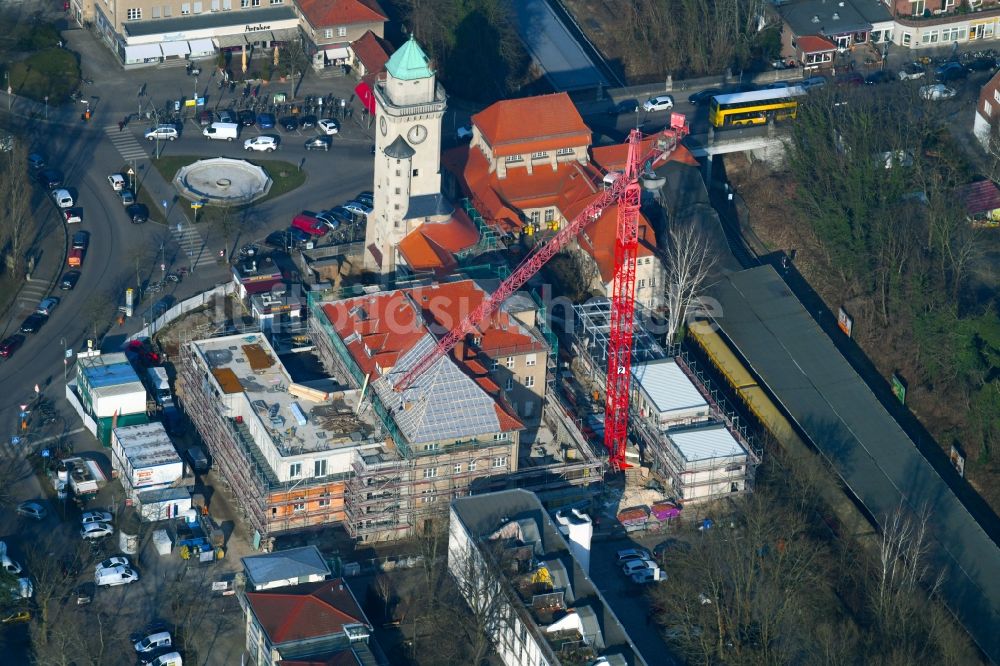 Luftaufnahme Berlin - Sanierungs- und Restaurationsarbeiten am Geschichts- Denkmal des Kasinoensembles im Ortsteil Frohnau in Berlin, Deutschland