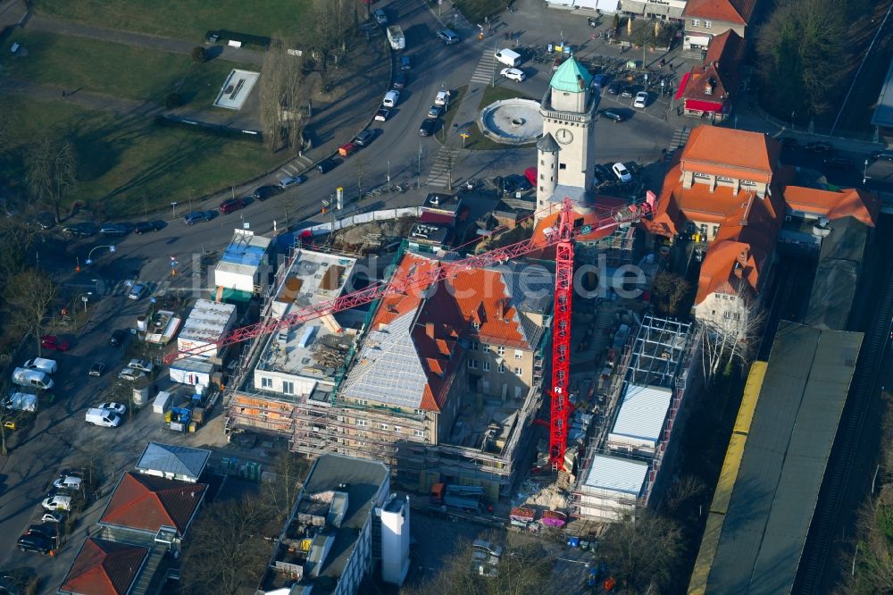 Luftbild Berlin - Sanierungs- und Restaurationsarbeiten am Geschichts- Denkmal des Kasinoensembles im Ortsteil Frohnau in Berlin, Deutschland