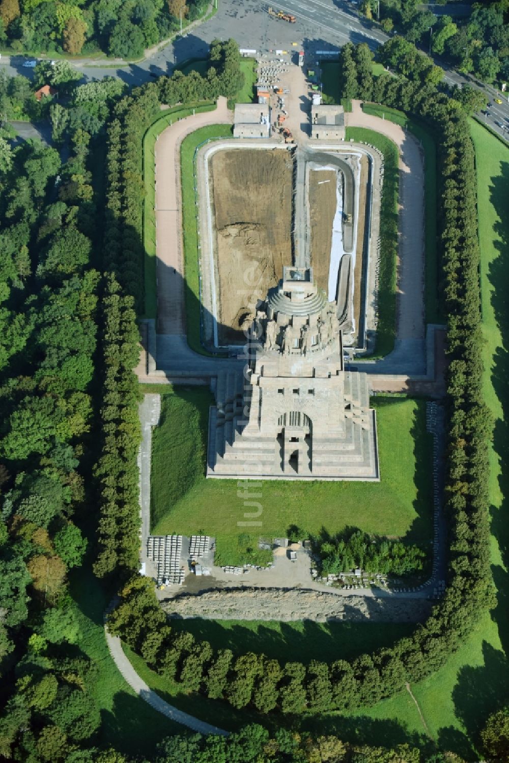 Luftaufnahme Leipzig - Sanierungs- und Restaurationsarbeiten am Geschichts- Denkmal Völkerschlachtdenkmal an der Straße des 18. Oktober in Leipzig im Bundesland Sachsen, Deutschland