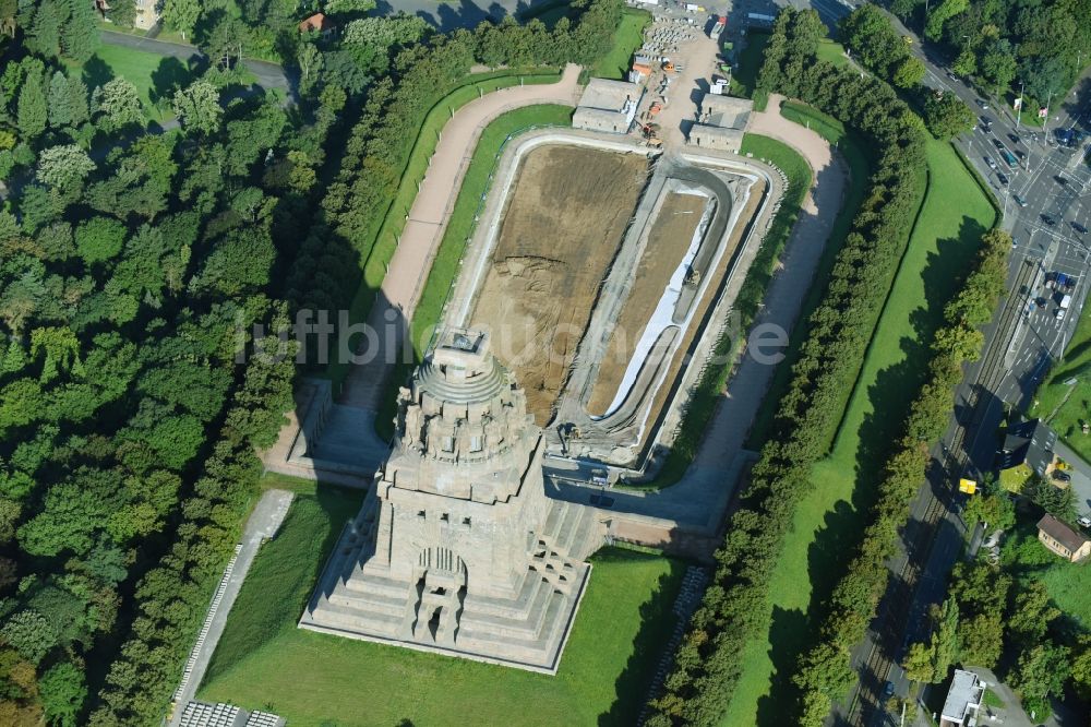 Leipzig aus der Vogelperspektive: Sanierungs- und Restaurationsarbeiten am Geschichts- Denkmal Völkerschlachtdenkmal an der Straße des 18. Oktober in Leipzig im Bundesland Sachsen, Deutschland