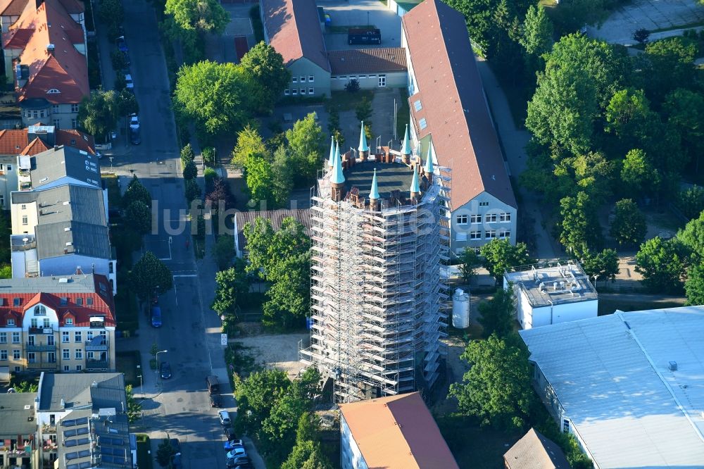 Luftaufnahme Rostock - Sanierungs- und Restaurationsarbeiten am Geschichts- Denkmal des Wasserturm an der Blücherstraße in Rostock im Bundesland Mecklenburg-Vorpommern, Deutschland