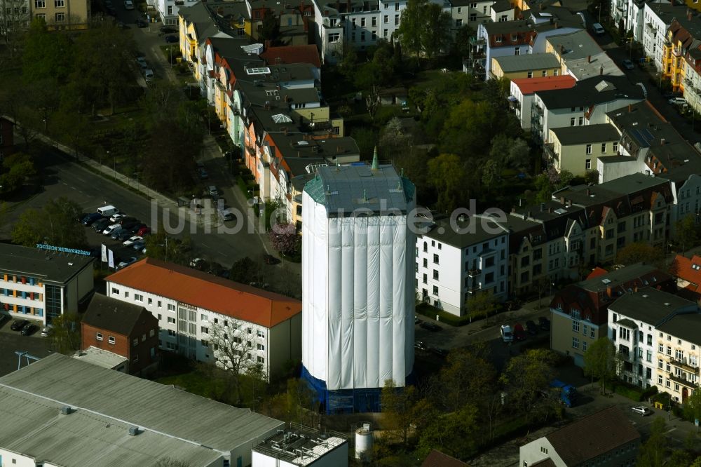 Rostock aus der Vogelperspektive: Sanierungs- und Restaurationsarbeiten am Geschichts- Denkmal des Wasserturm an der Blücherstraße in Rostock im Bundesland Mecklenburg-Vorpommern, Deutschland