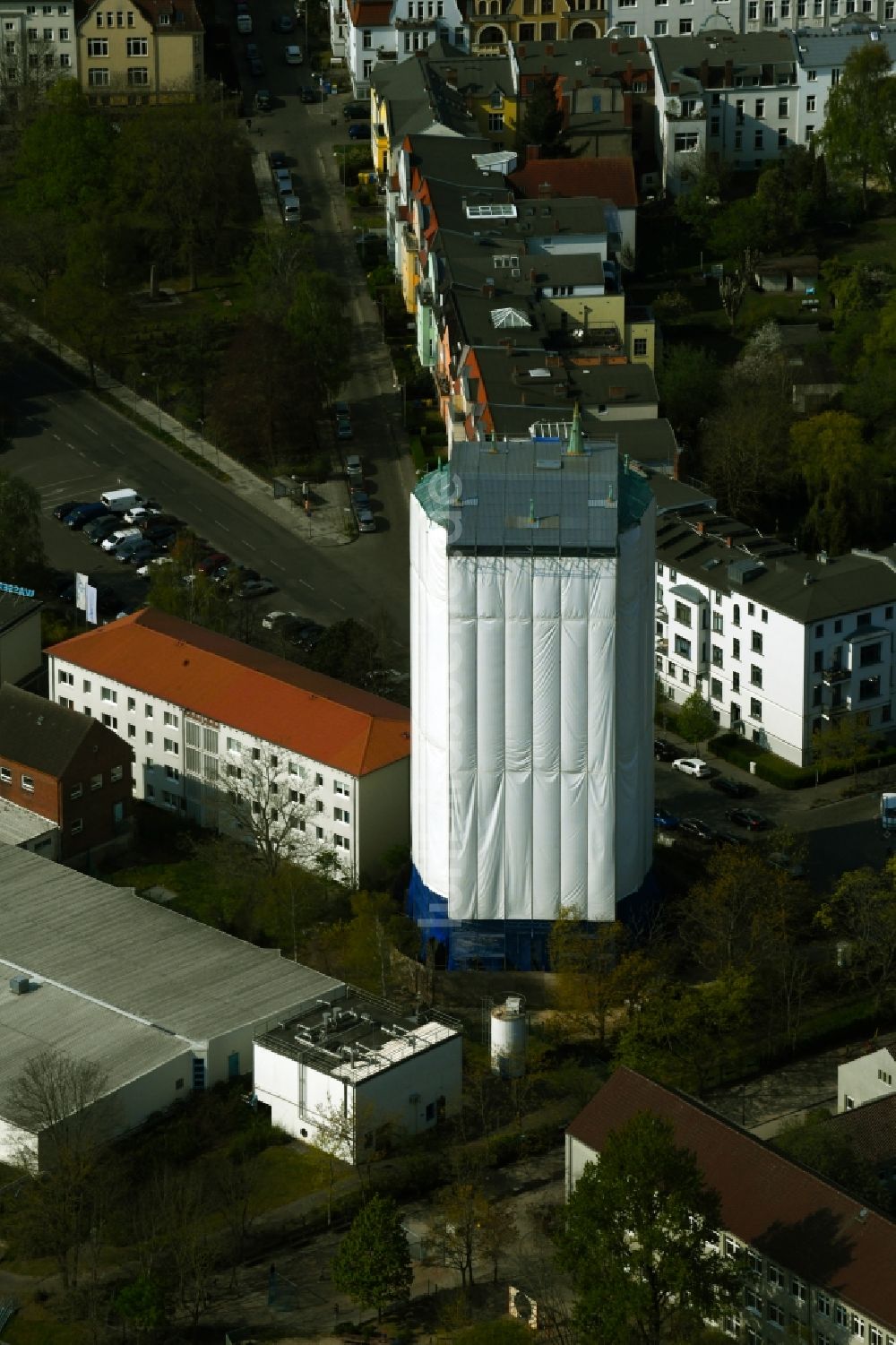 Luftbild Rostock - Sanierungs- und Restaurationsarbeiten am Geschichts- Denkmal des Wasserturm an der Blücherstraße in Rostock im Bundesland Mecklenburg-Vorpommern, Deutschland