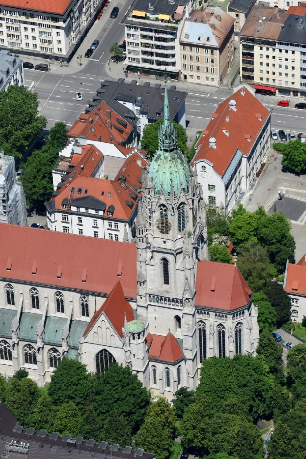 München aus der Vogelperspektive: Sanierungs- und Restaurationsarbeiten an der Kirche Sankt Paul am St.-Pauls-Platz im Ortsteil Ludwigsvorstadt-Isarvorstadt in München im Bundesland Bayern, Deutschland