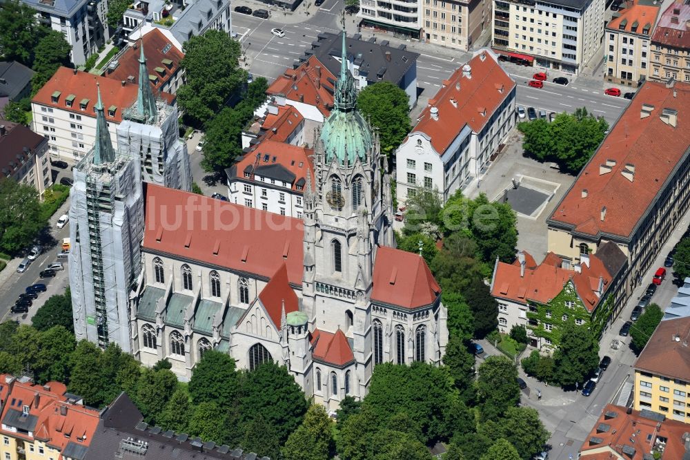 Luftbild München - Sanierungs- und Restaurationsarbeiten an der Kirche Sankt Paul am St.-Pauls-Platz im Ortsteil Ludwigsvorstadt-Isarvorstadt in München im Bundesland Bayern, Deutschland