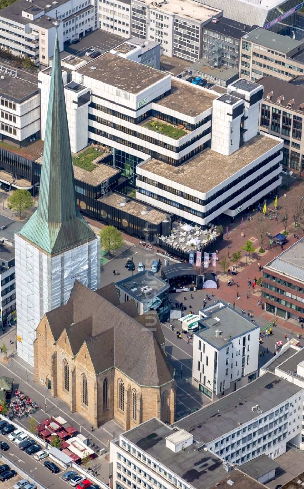 Dortmund von oben - Sanierungs- und Restaurationsarbeiten am Kirchengebäude der St. Petri Kirche in Dortmund im Bundesland Nordrhein-Westfalen, Deutschland