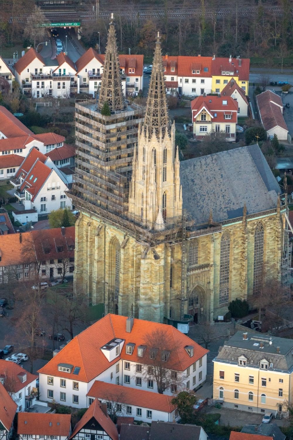 Soest von oben - Sanierungs- und Restaurationsarbeiten am Kirchengebäude der Sankt Maria zur Wiese in Soest im Bundesland Nordrhein-Westfalen, Deutschland