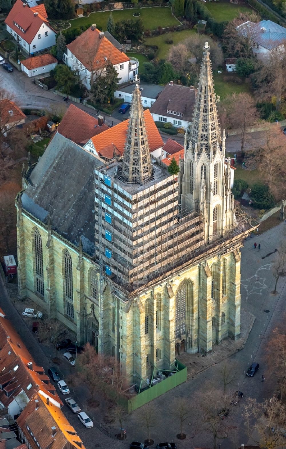 Soest von oben - Sanierungs- und Restaurationsarbeiten am Kirchengebäude der Sankt Maria zur Wiese in Soest im Bundesland Nordrhein-Westfalen, Deutschland