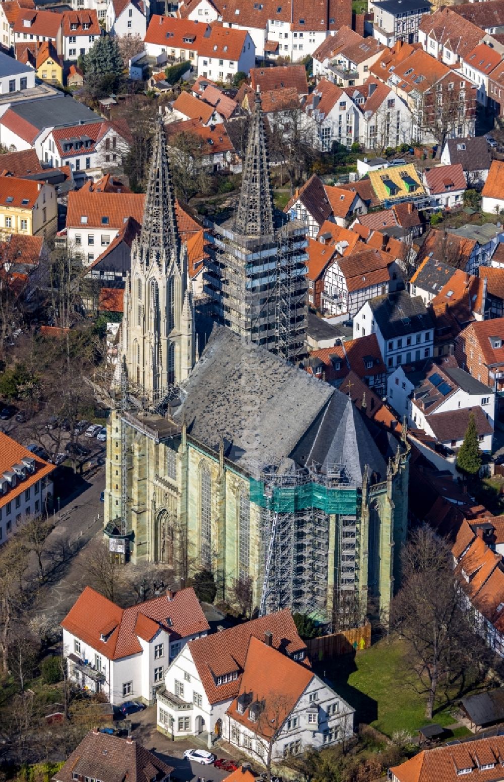 Luftbild Soest - Sanierungs- und Restaurationsarbeiten am Kirchengebäude der Sankt Maria zur Wiese in Soest im Bundesland Nordrhein-Westfalen, Deutschland