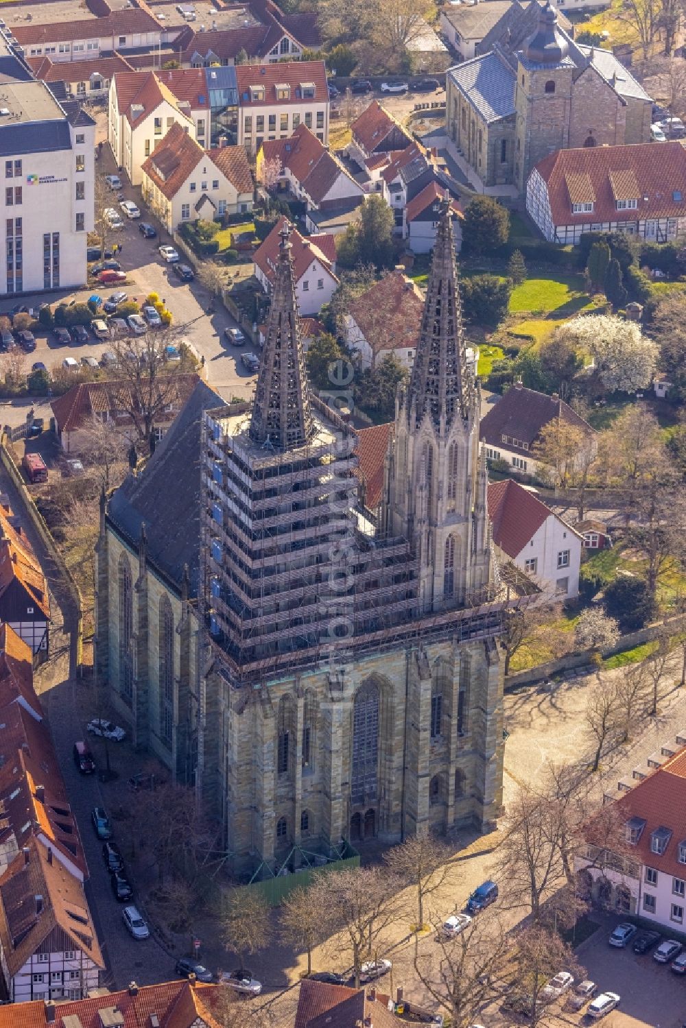 Soest aus der Vogelperspektive: Sanierungs- und Restaurationsarbeiten am Kirchengebäude der Sankt Maria zur Wiese in Soest im Bundesland Nordrhein-Westfalen, Deutschland